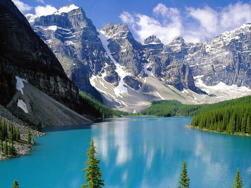 canada-alberta-moraine-lake.webp