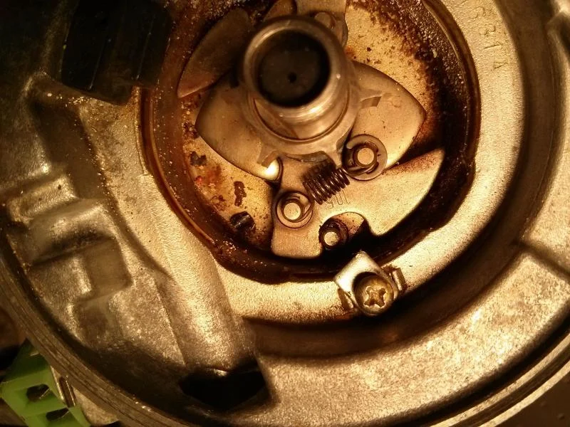 distributor-under-breaker-plate.webp