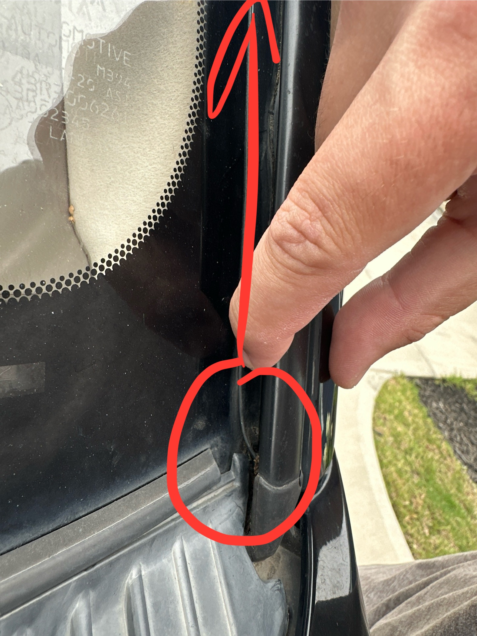driver_side_windshield_molding.JPEG