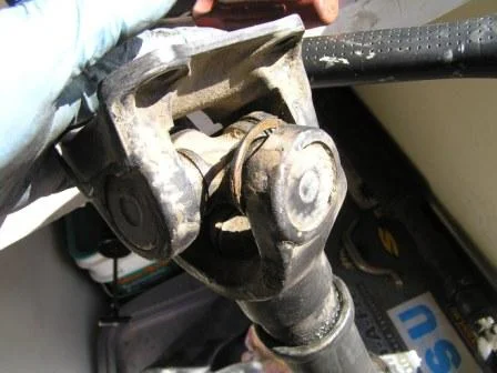 driveshaft_ujoint clip removal.webp
