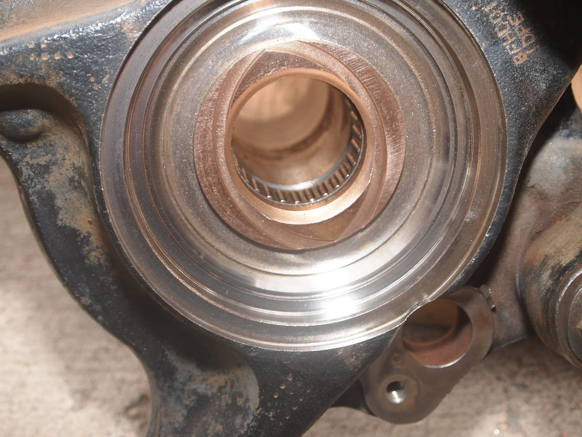 DS Axle hub, wheel bearing and knuckle Final cleaning 034.webp