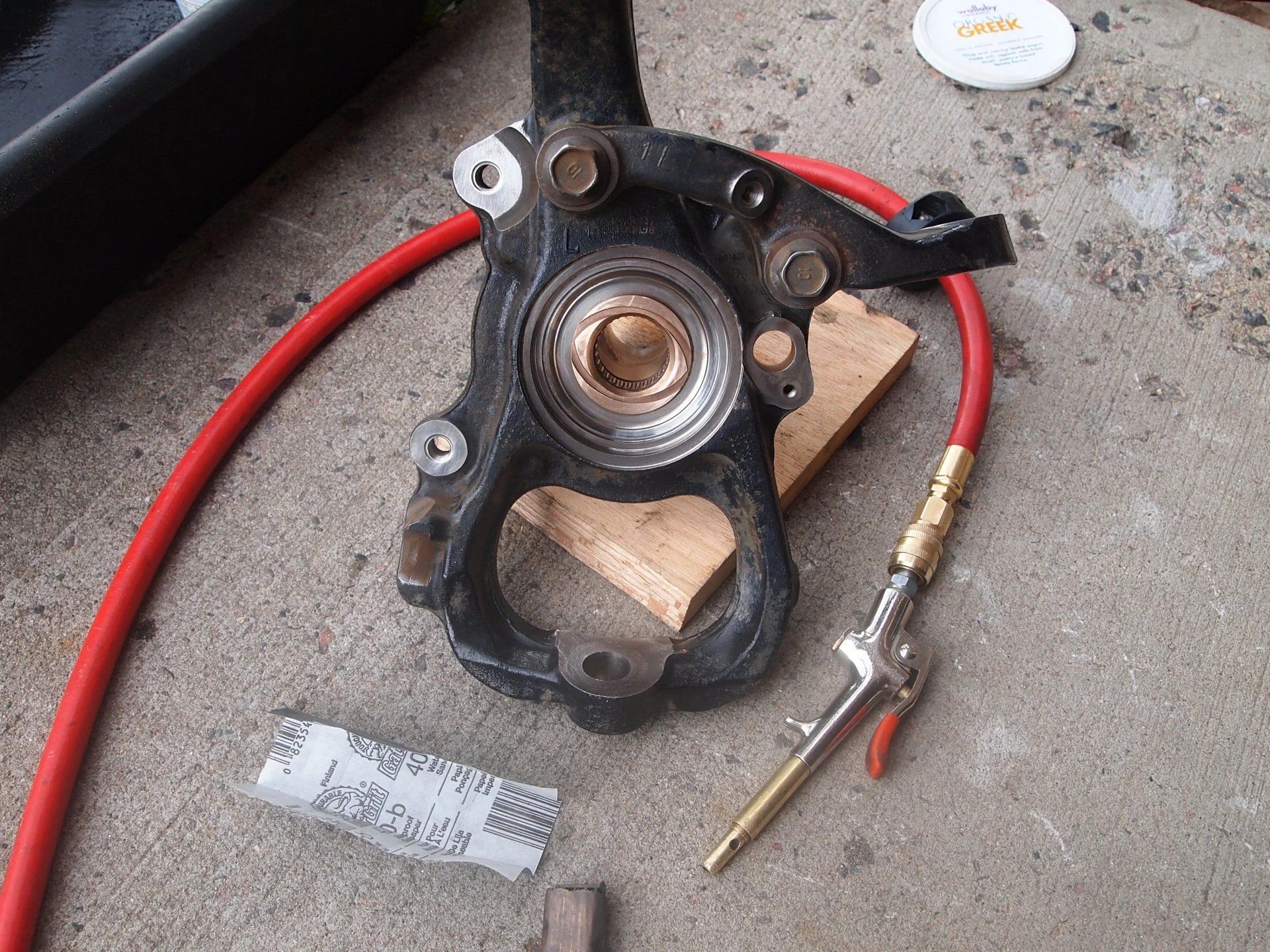 DS Axle hub, wheel bearing and knuckle Final cleaning 041.webp
