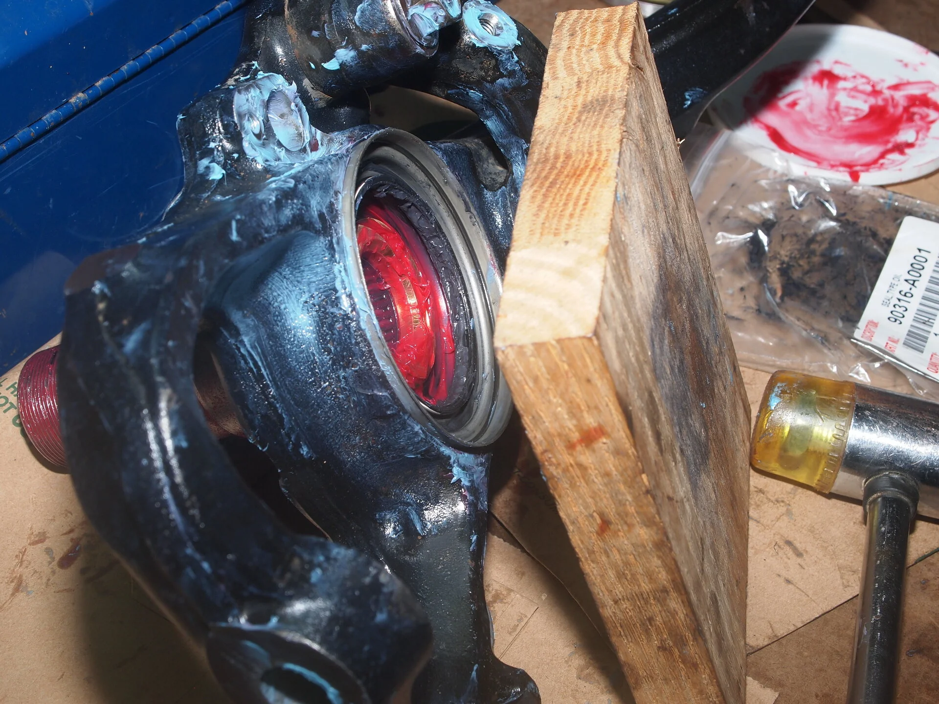 DS Axle hub, wheel bearing and knuckle Final cleaning 263.webp