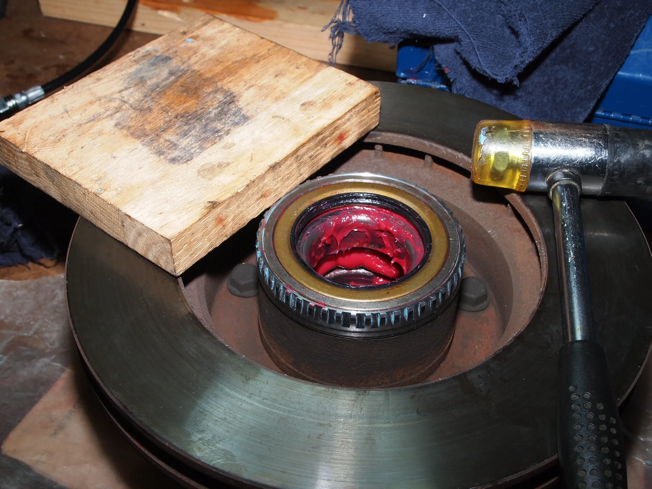 DS Kunckle & axle hub install 032 (3).JPG
