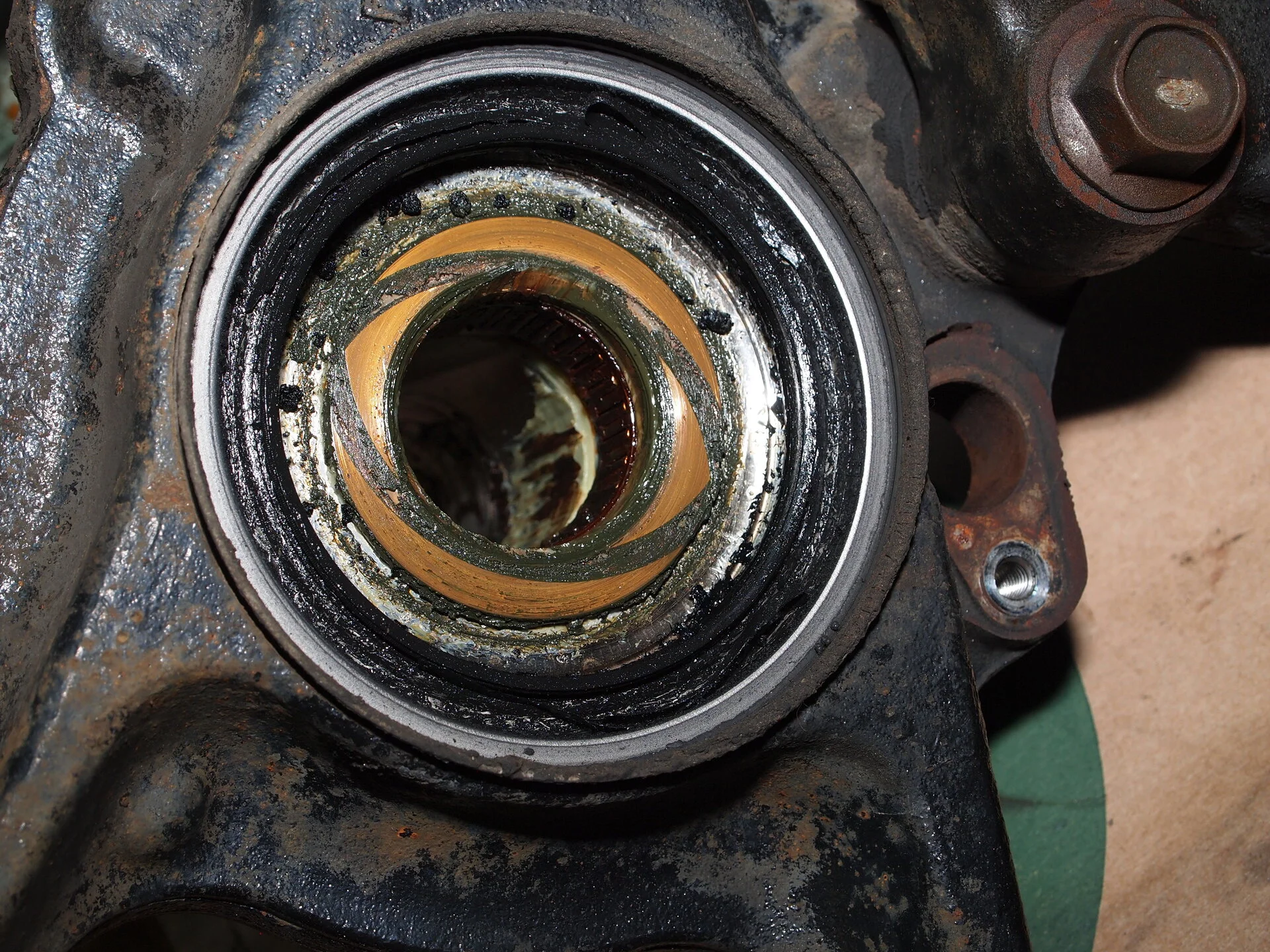 DS wheel bearing and knuckle tear down 064 (5).webp