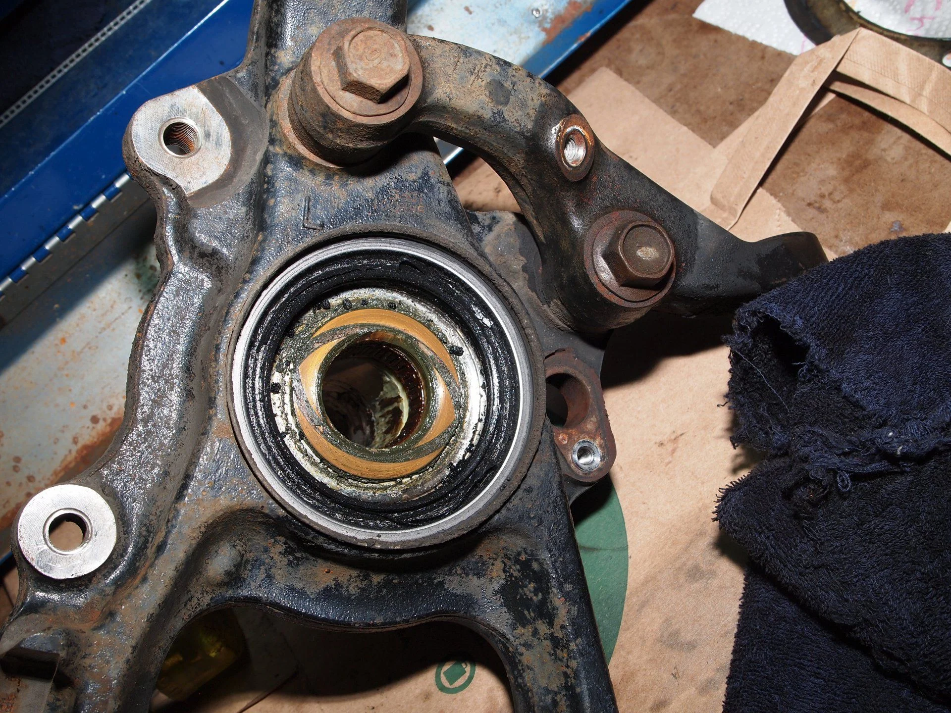 DS wheel bearing and knuckle tear down 064 (8).webp