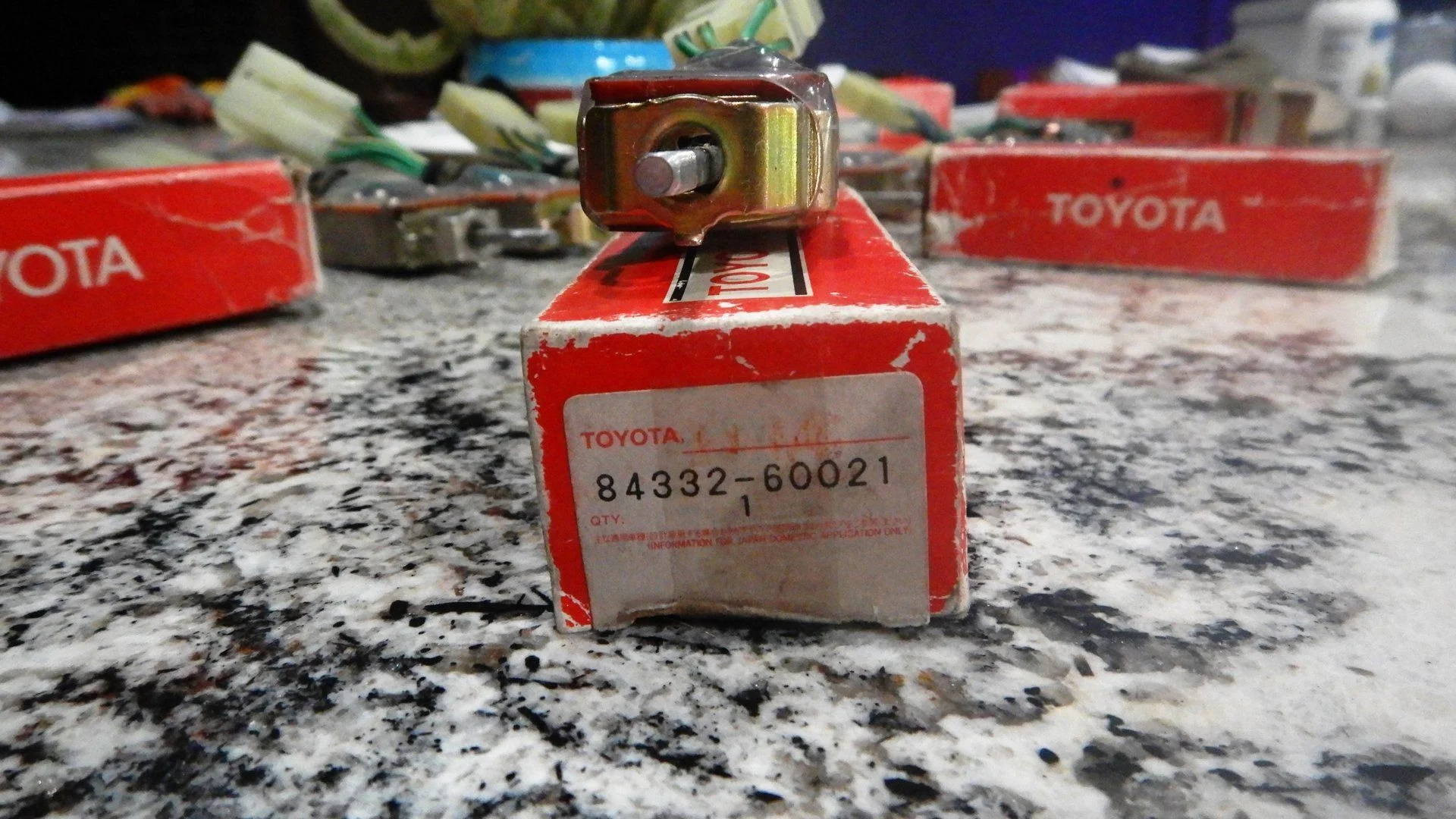 1925402