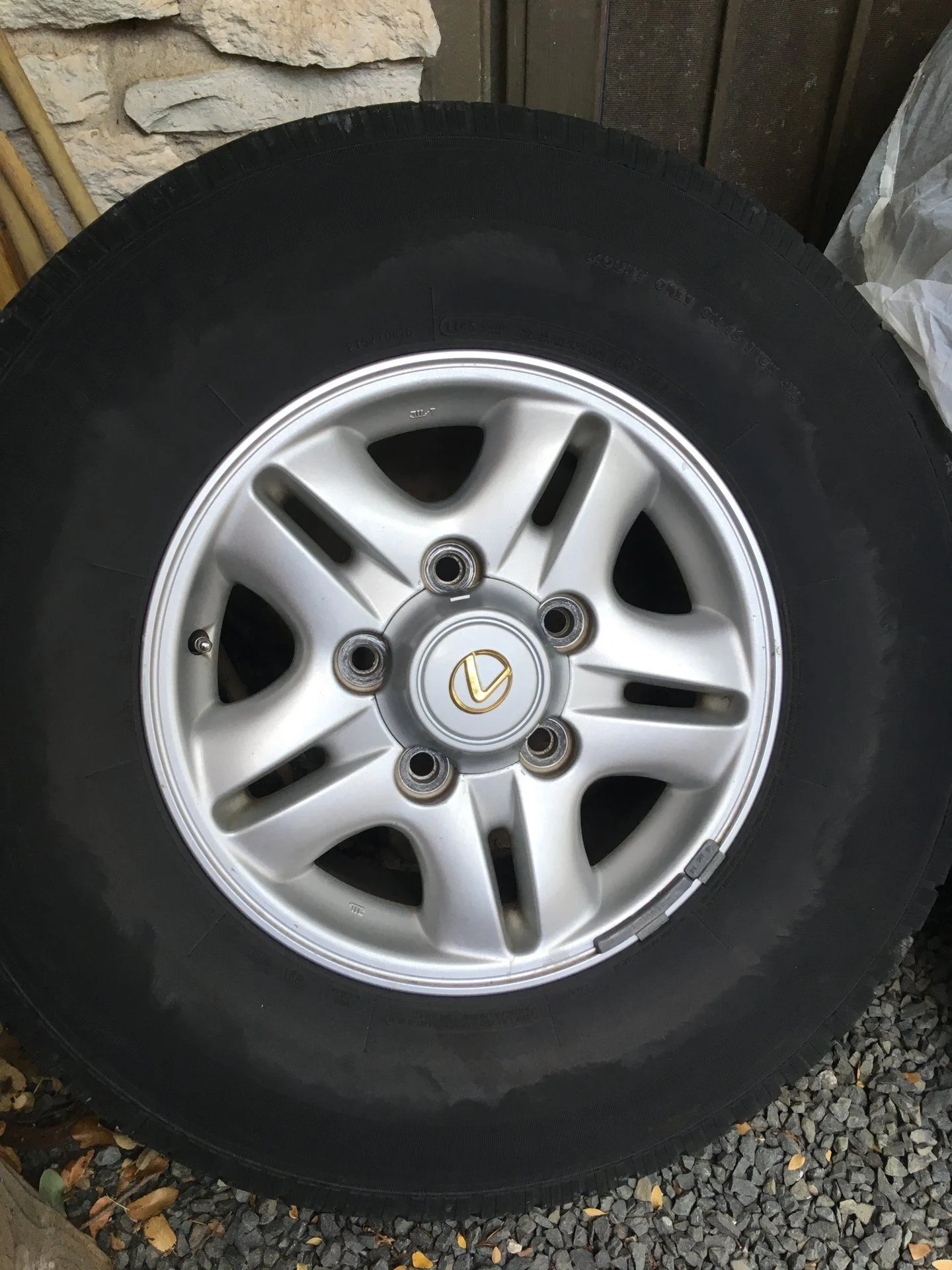 Dual-spoke_LX470_OEM_16in_wheel.webp