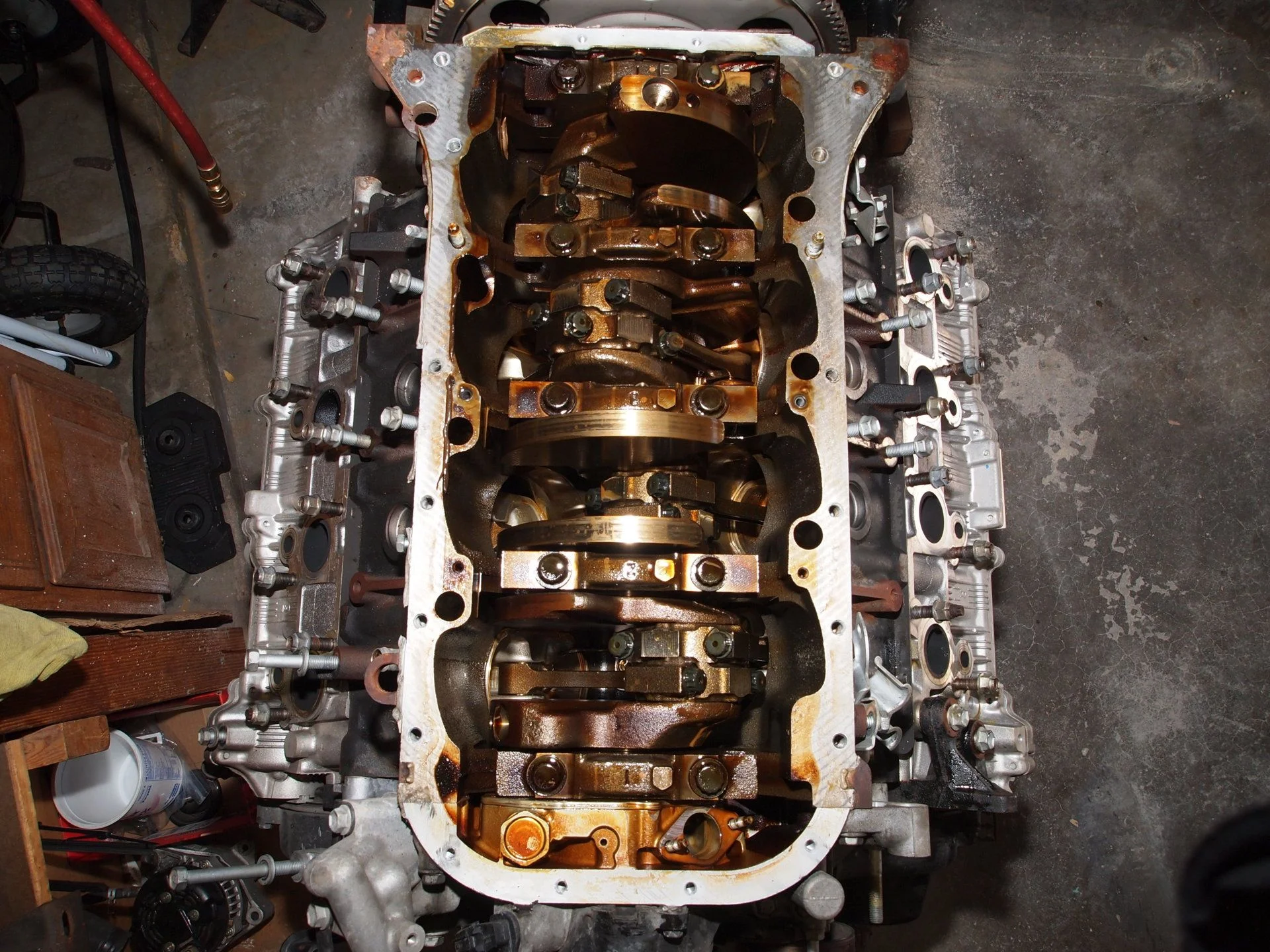 engine lower end Piston heat damage dark color (1).webp