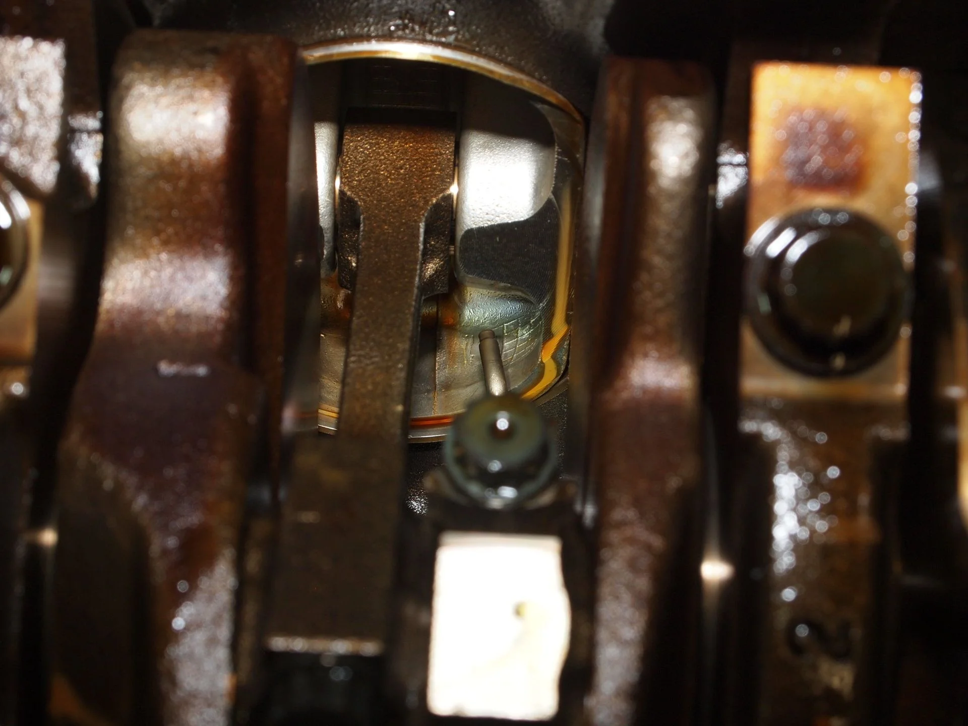 engine lower end Piston heat damage dark color (3).webp