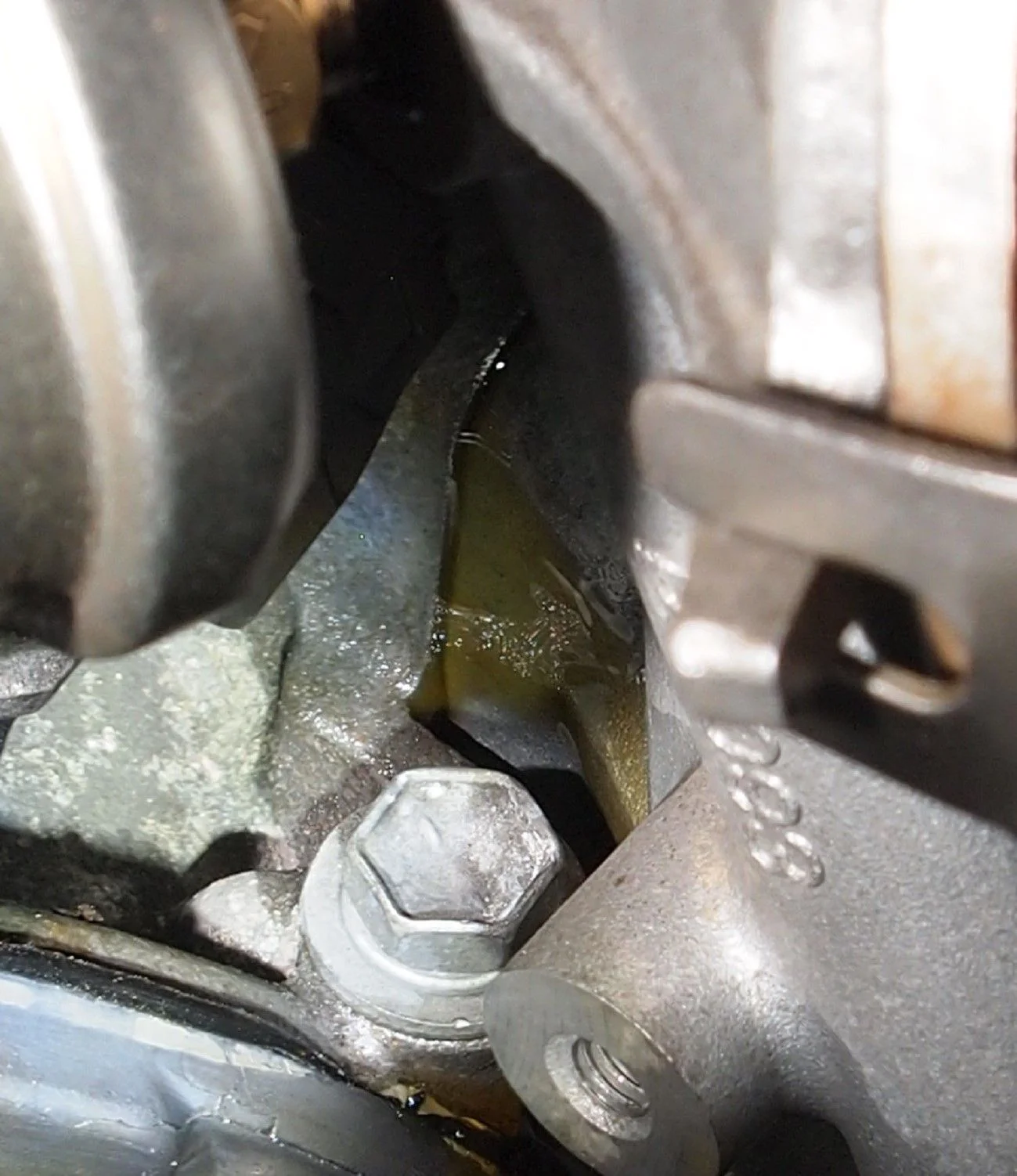 Engine running oil leak at pump to oil fliter flange.webp
