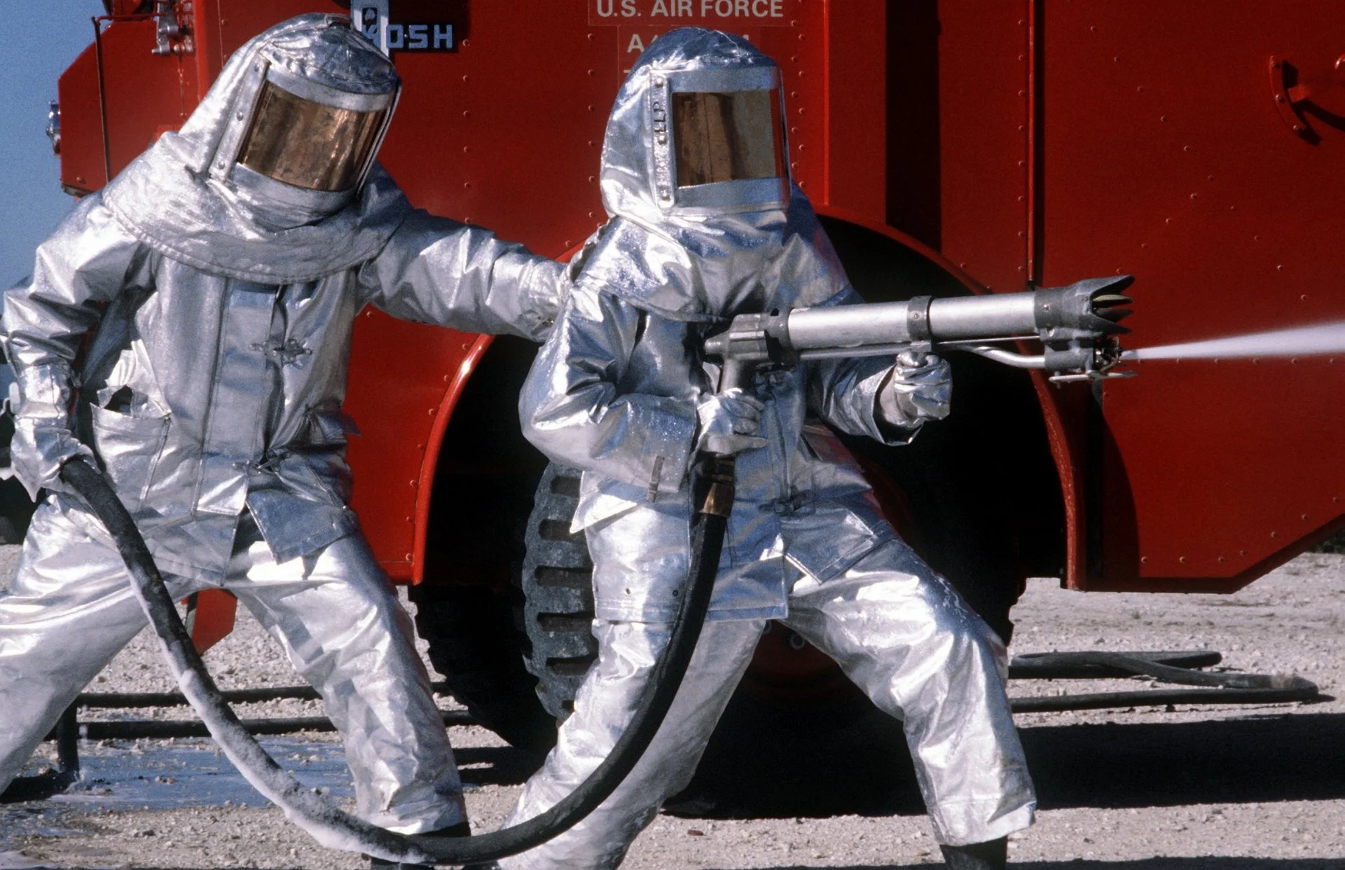 Fire_fighters_practice_with_spraying_equipment,_March_1981.webp