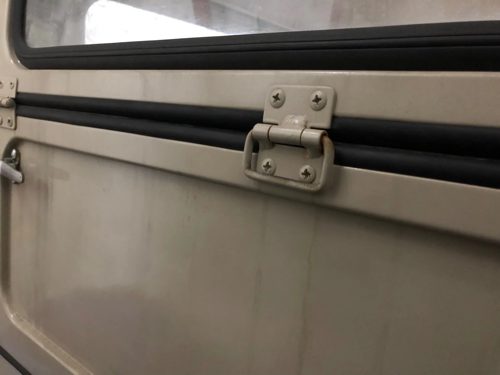 fj40_rear_hinge_rust.webp