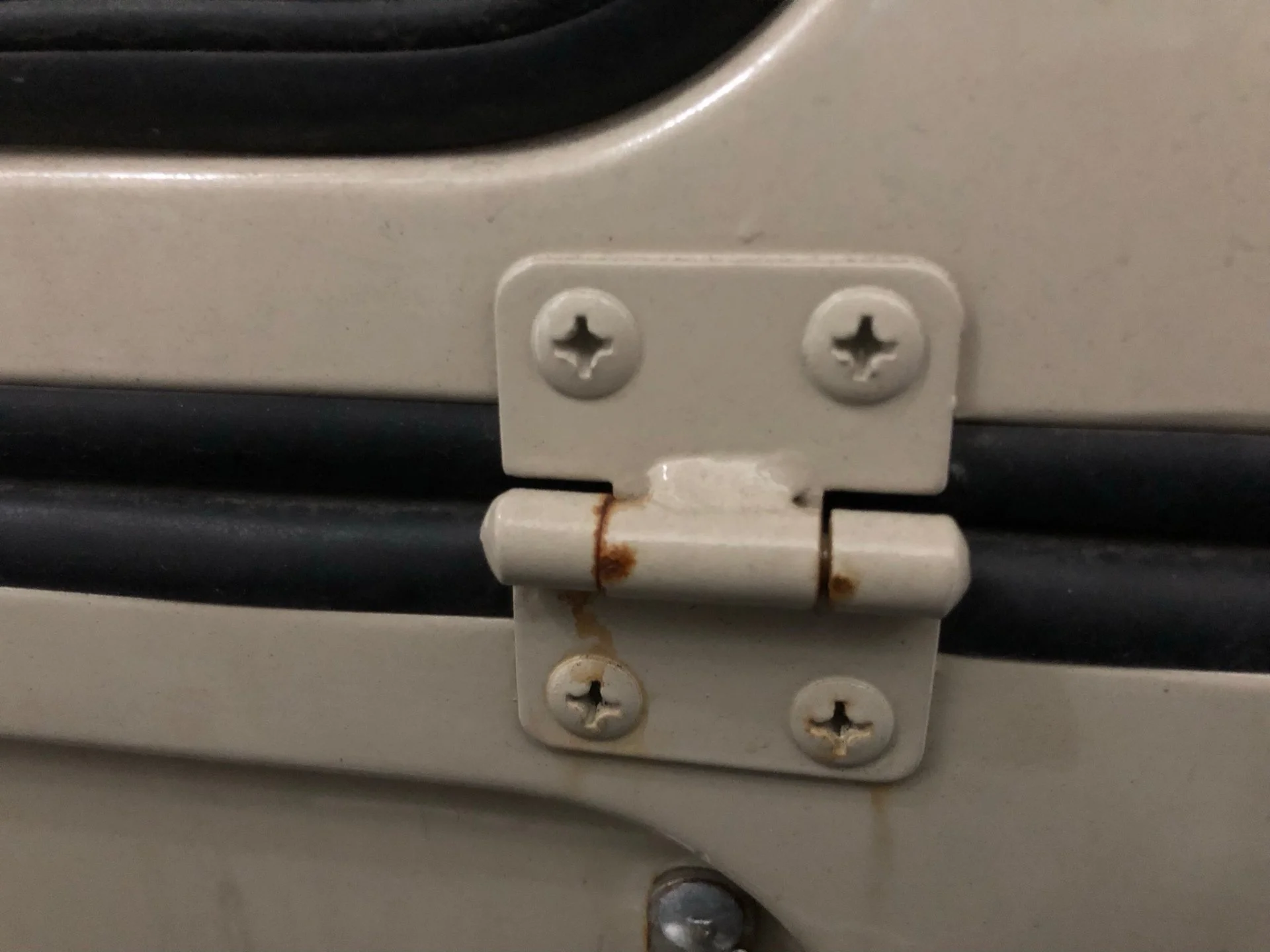 fj40_rear_hinge_rust_1.webp