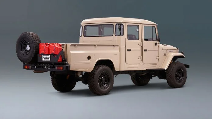FJ45L-63-TAN-BANDERANTE-web-ready011-696x392.webp