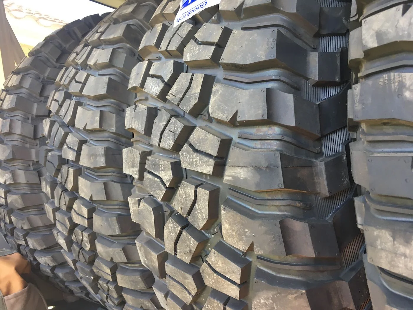 fj55-bfg-km3-off-road-action.webp
