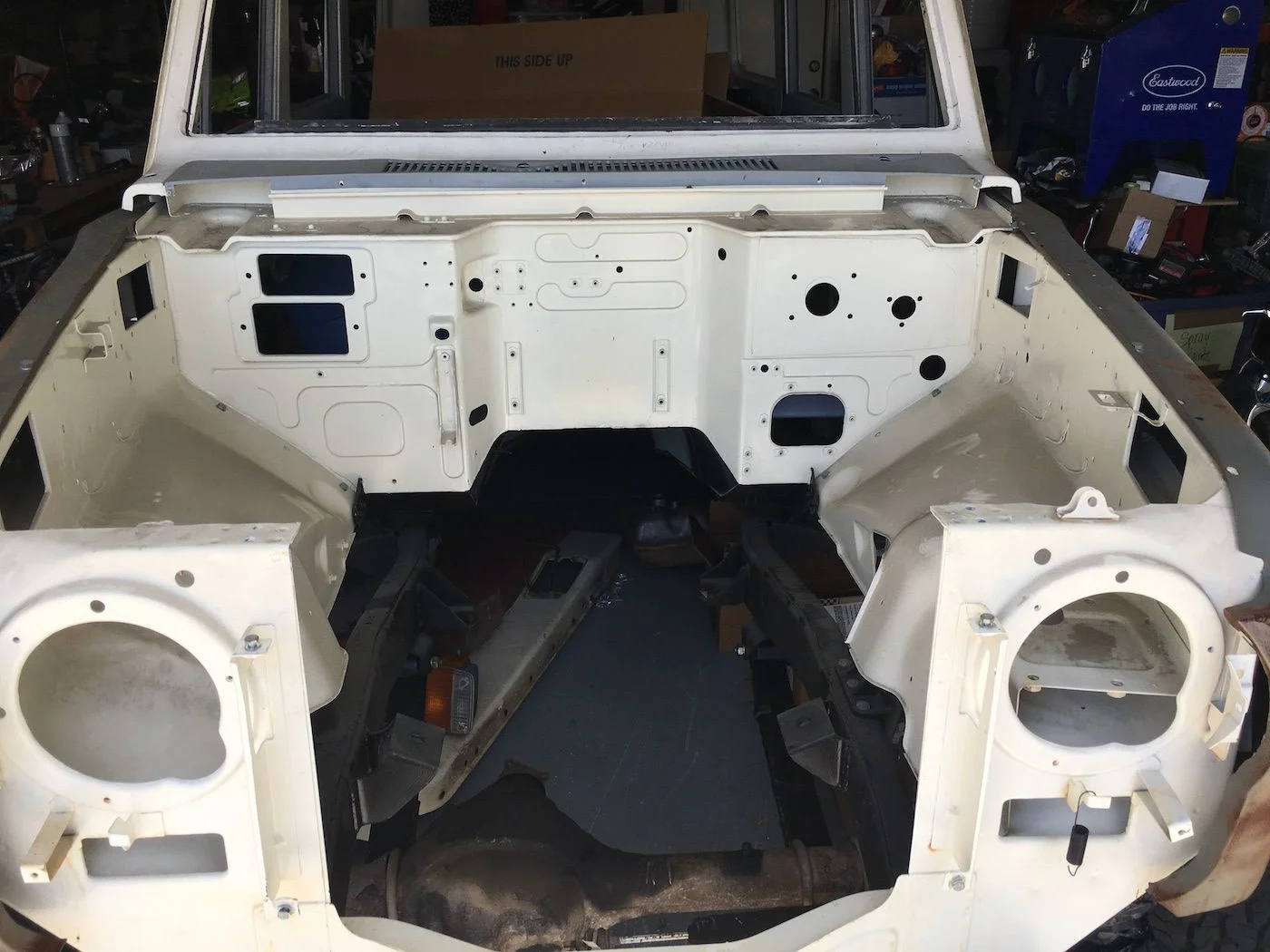fj55-off-road-action-engine-compartment.webp
