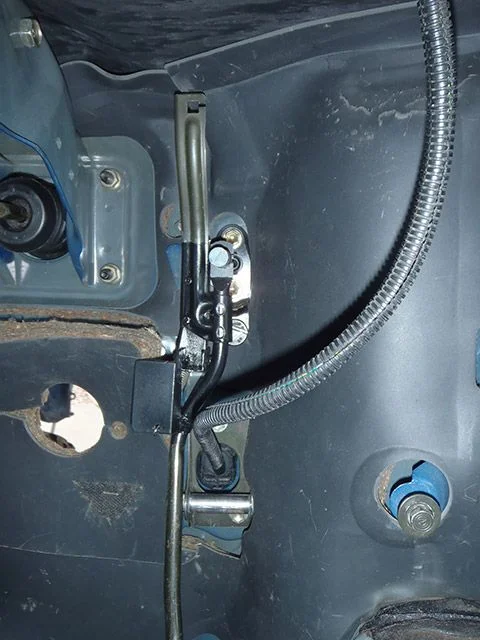 FJ60-Dash-Installation-10.webp