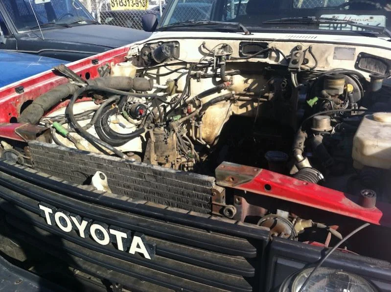 FJ60-engine-bay1.webp
