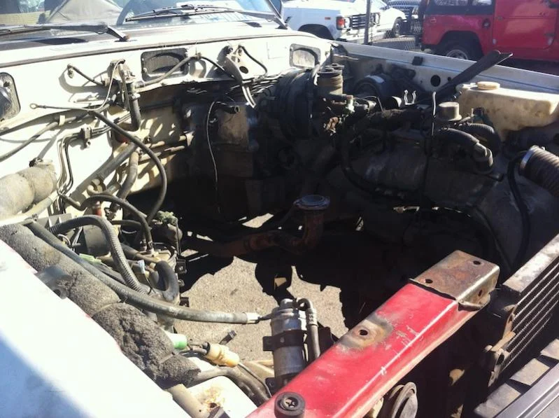 FJ60-engine-bay2.webp