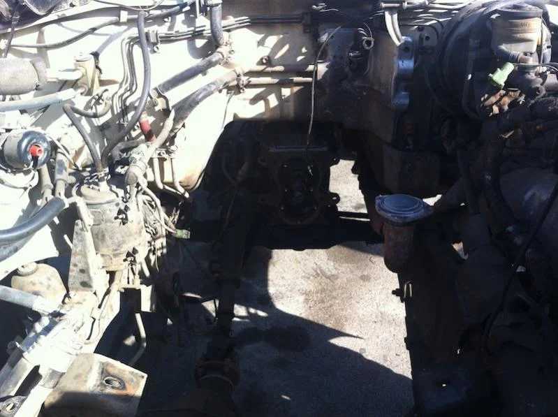 FJ60-engine-bay3.webp