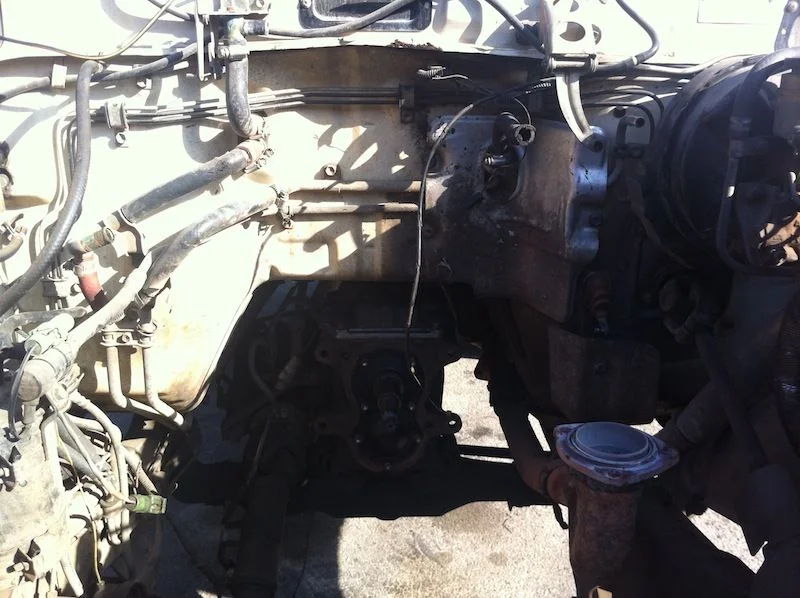 FJ60-engine-bay5.webp