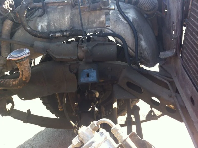 FJ60-engine-bay8.webp