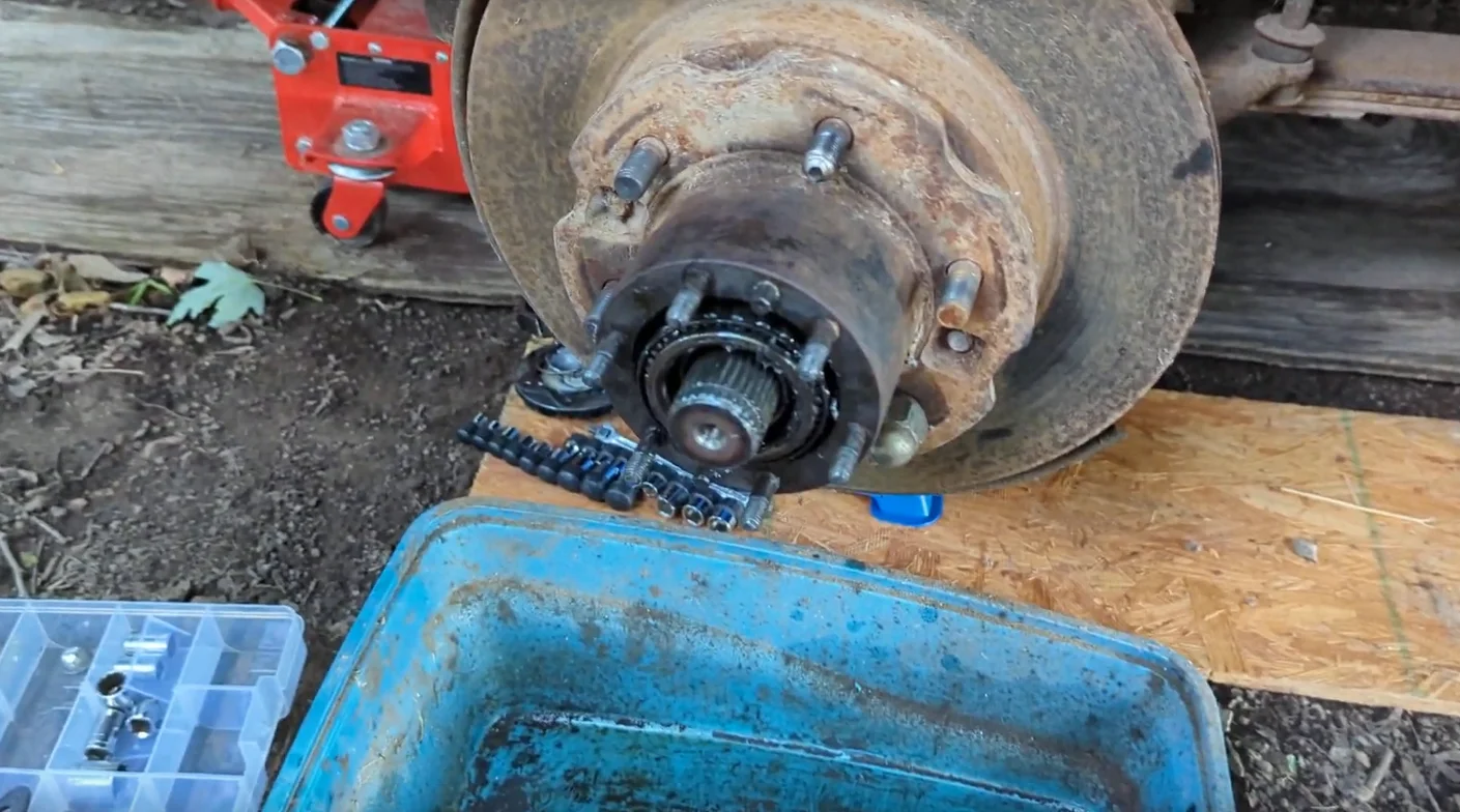 fj60_left wheel hub knuckle rebuild 2307.webp