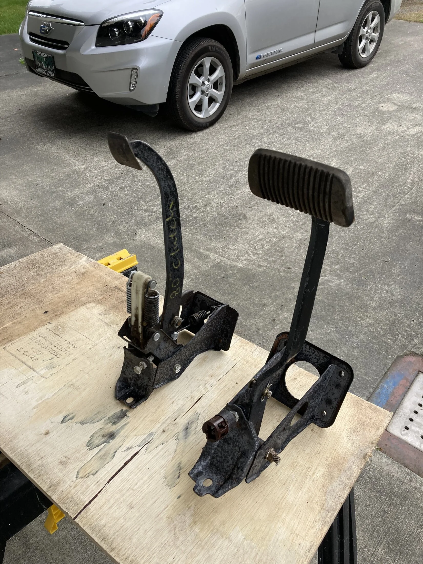 FJ80 pedals.jpg