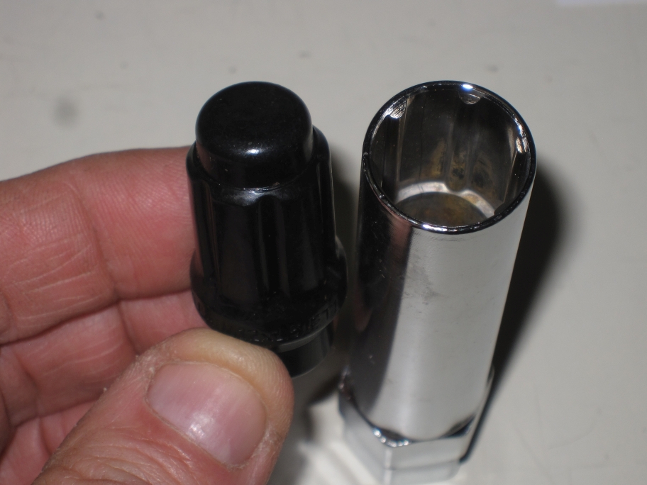FN_Wheels_SixShooter-Light_Gunmetal17x8_ET0_FlowFormed_21.2lbs_lugnut_socket_1.JPG