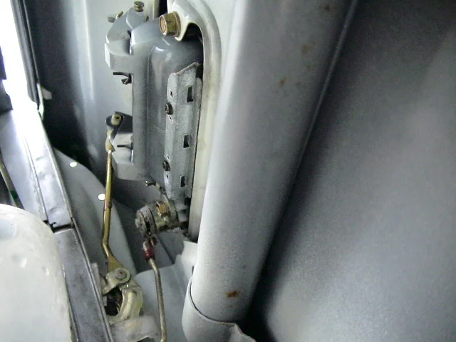 Front door lock rod clips snaps.JPG