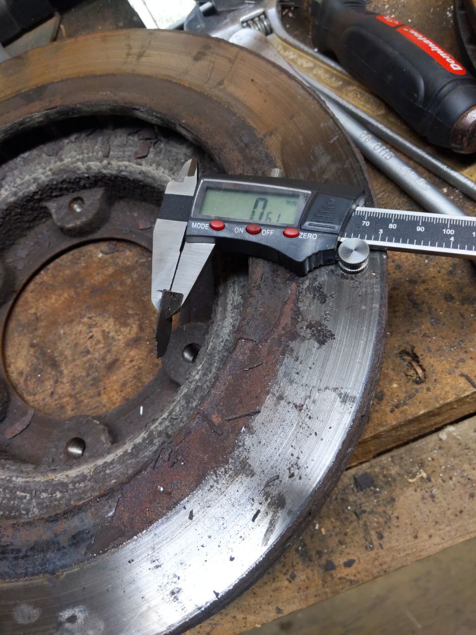 front-right-old-rotor-inside-after-hammering-buildup.jpg