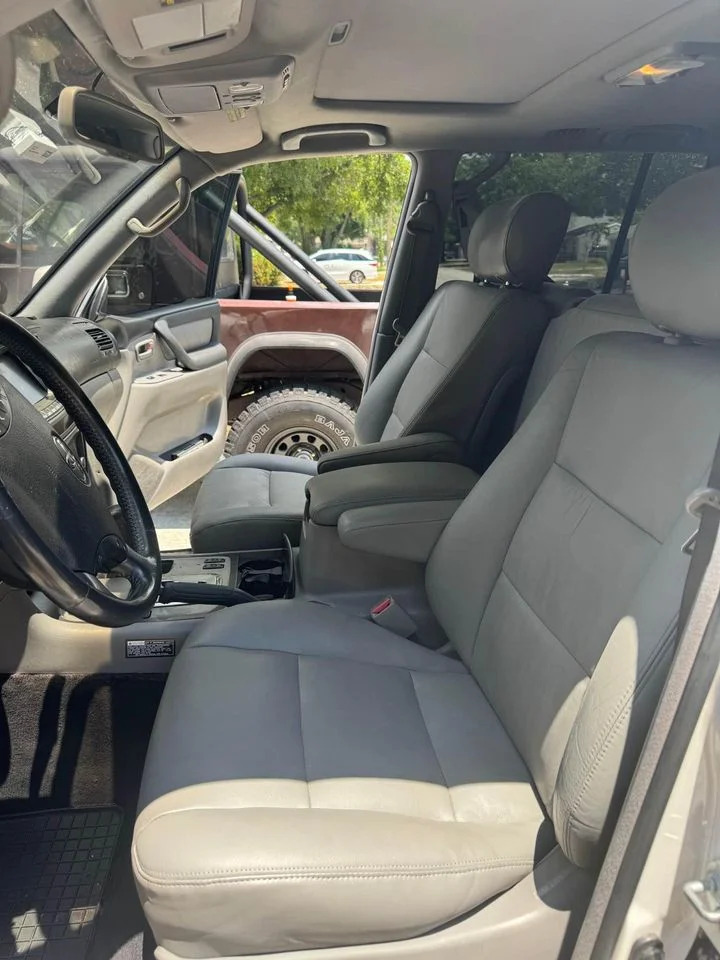 Front Seats 2.jpg