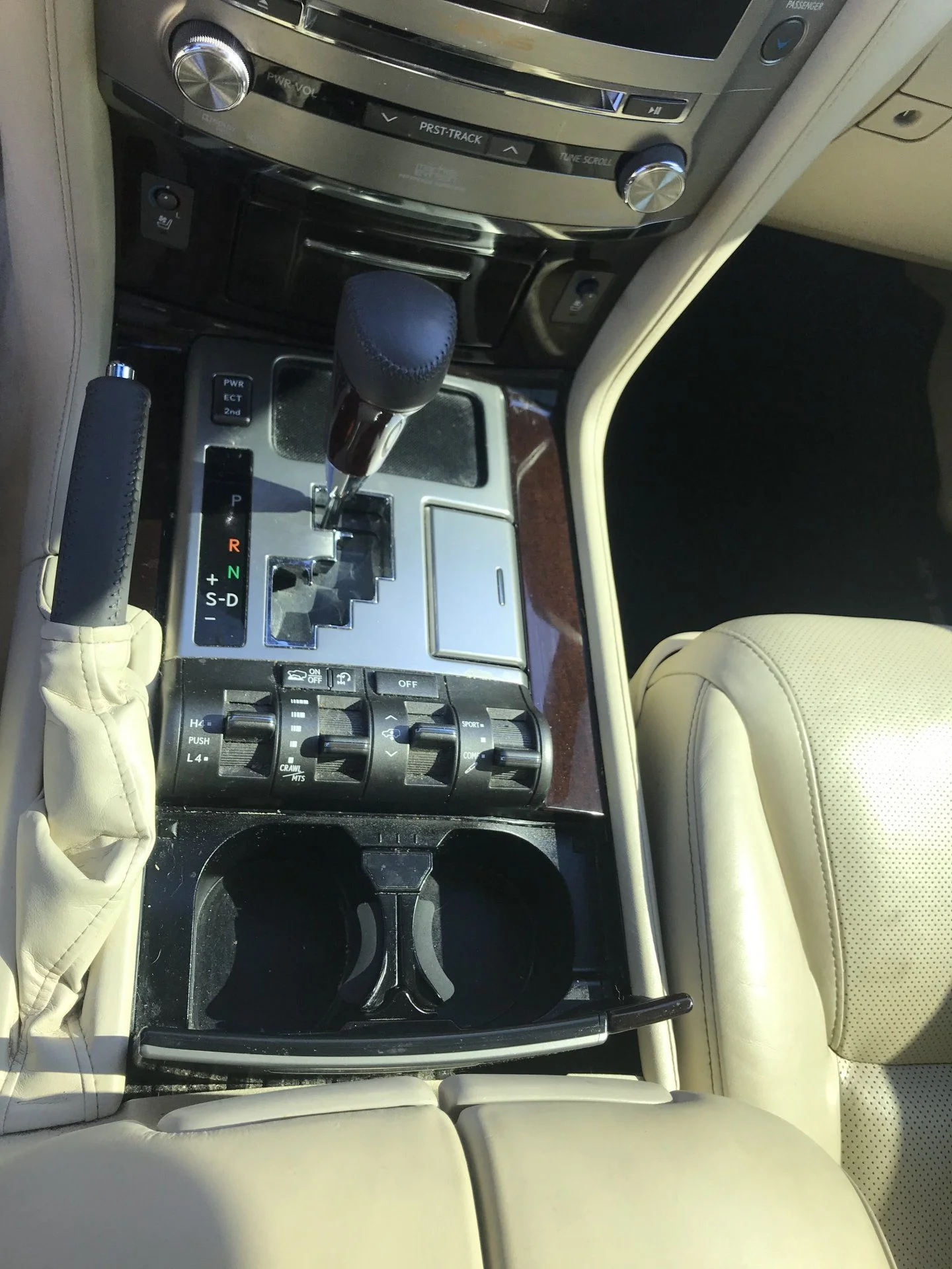 frontcupholder.webp