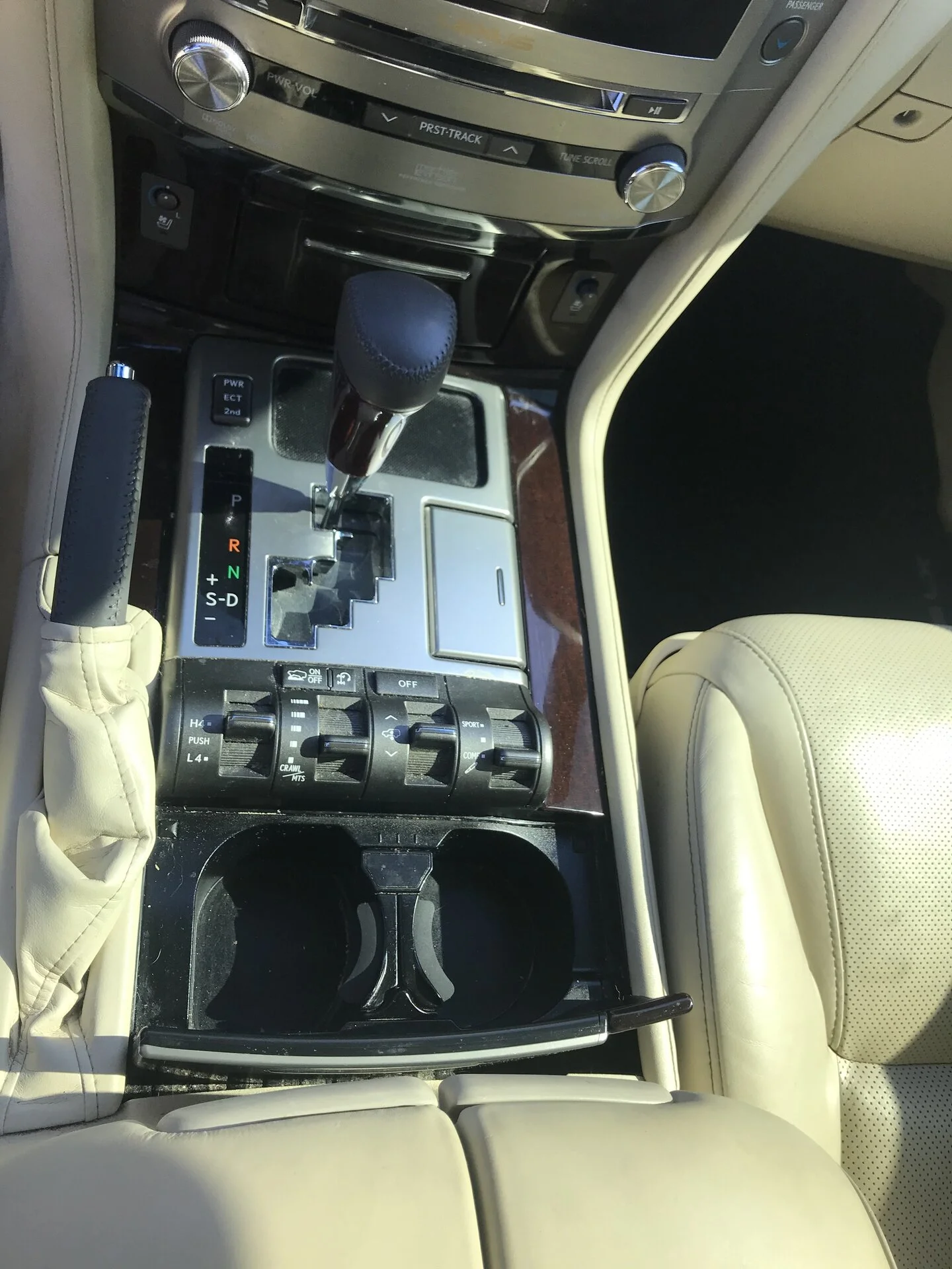 frontcupholder.webp