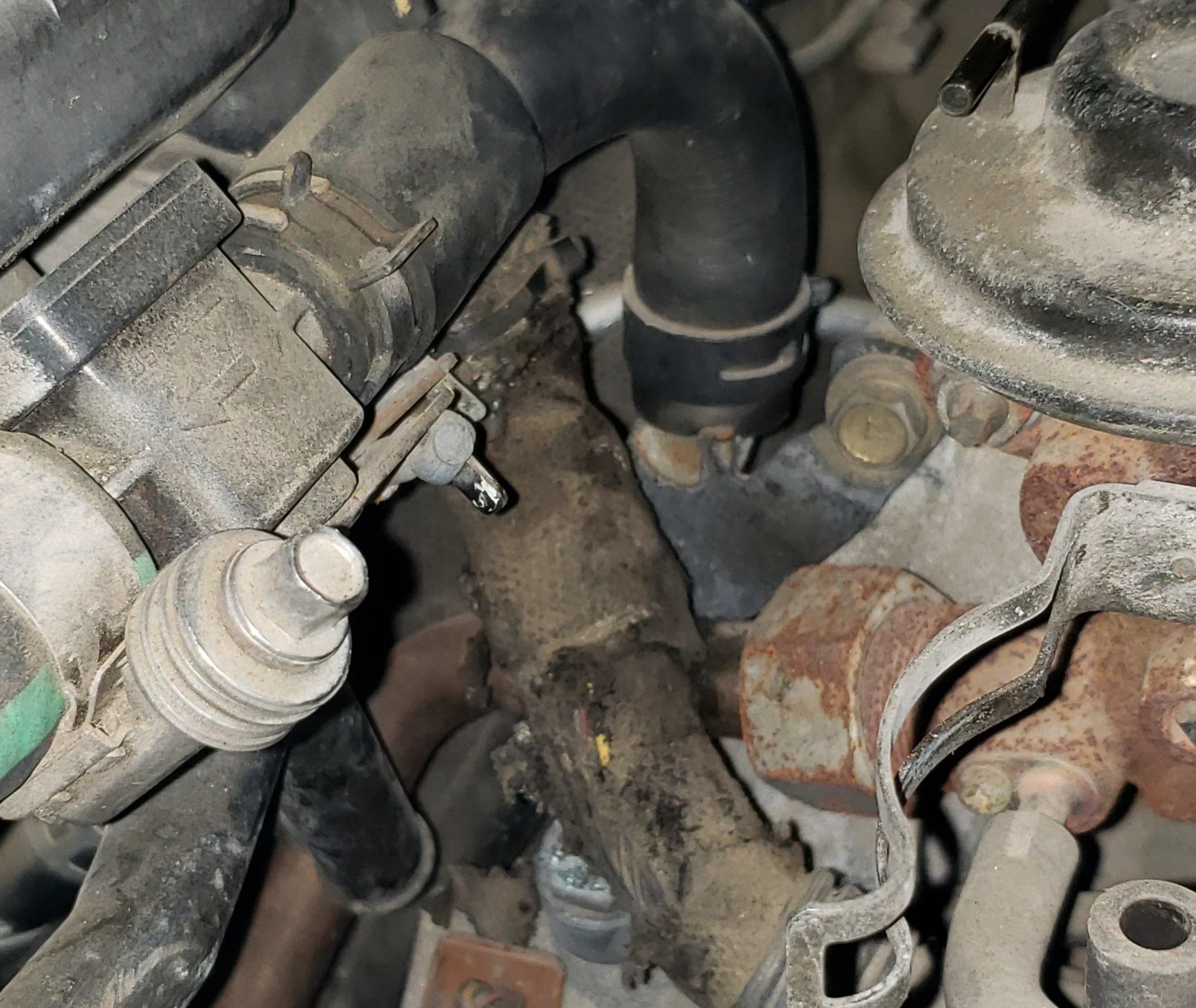 FZJ80 burned engine harness too close to EGR pipe.webp