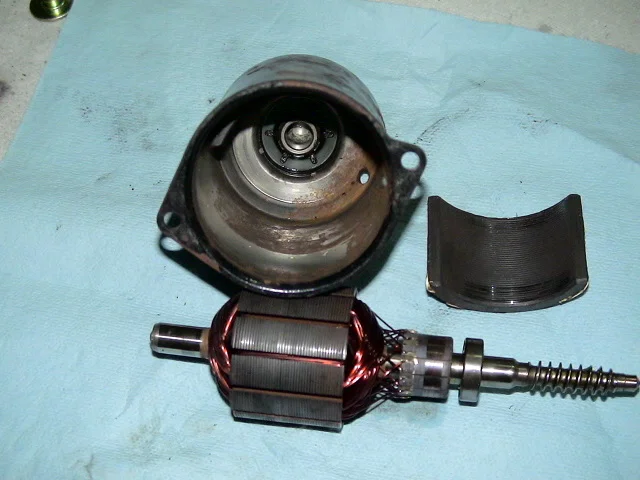 FZJ80 Front wiper motor with rusty case and magnet that came loose.JPG
