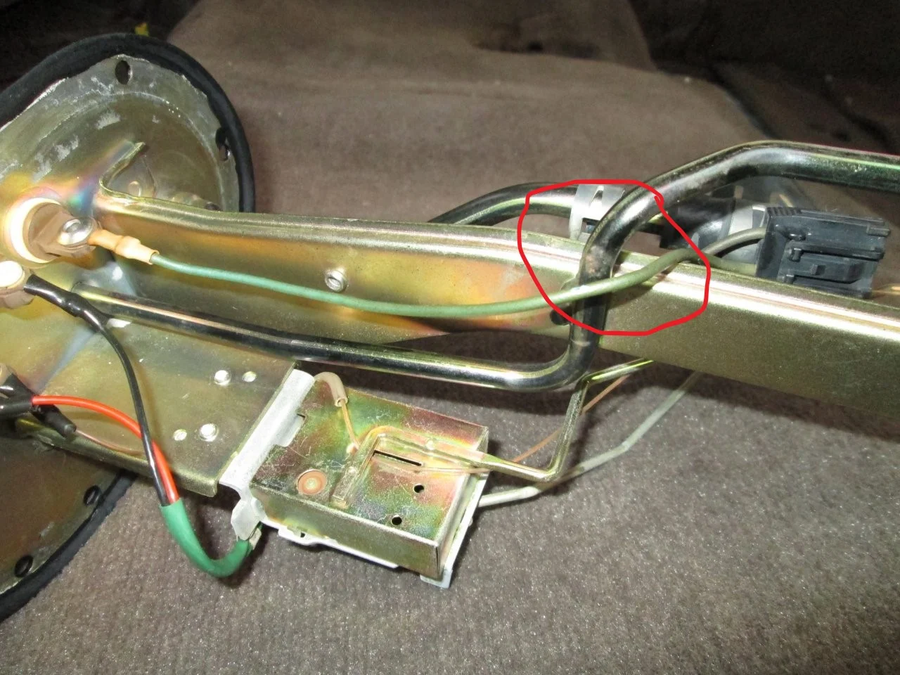FZJ80 Green pump bracket wire chafing .jpg
