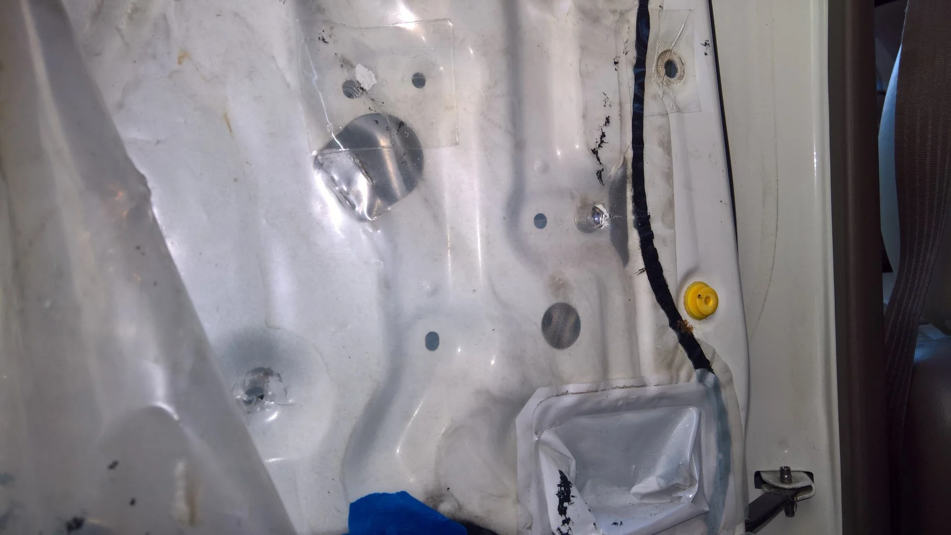 FZJ80 Installation window regulator top front bolt first.jpg