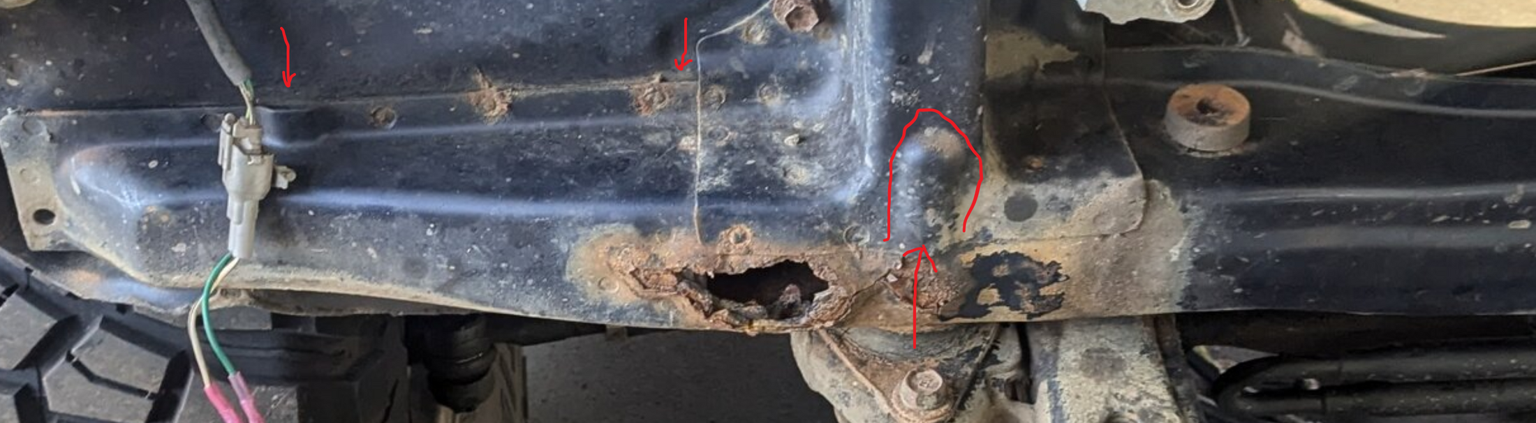 FZJ80 radiator support panel showing rust.PNG