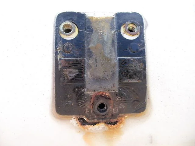 FZJ80 rear hatch wind mount rust 1.JPG