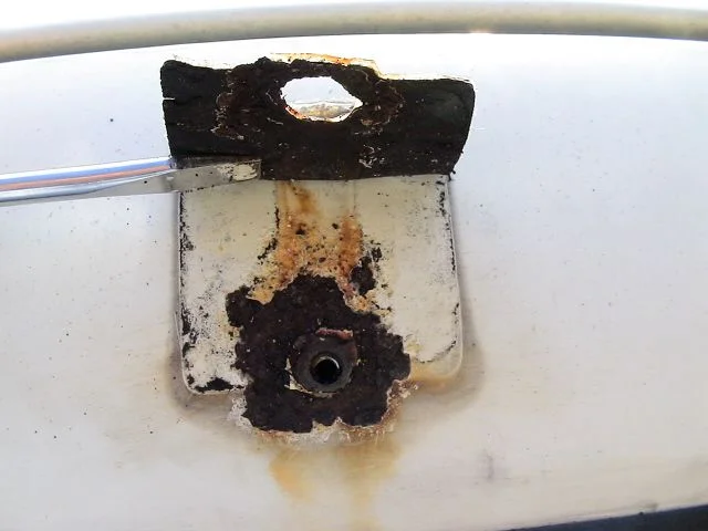 FZJ80 rear hatch wind mount rust 2.JPG
