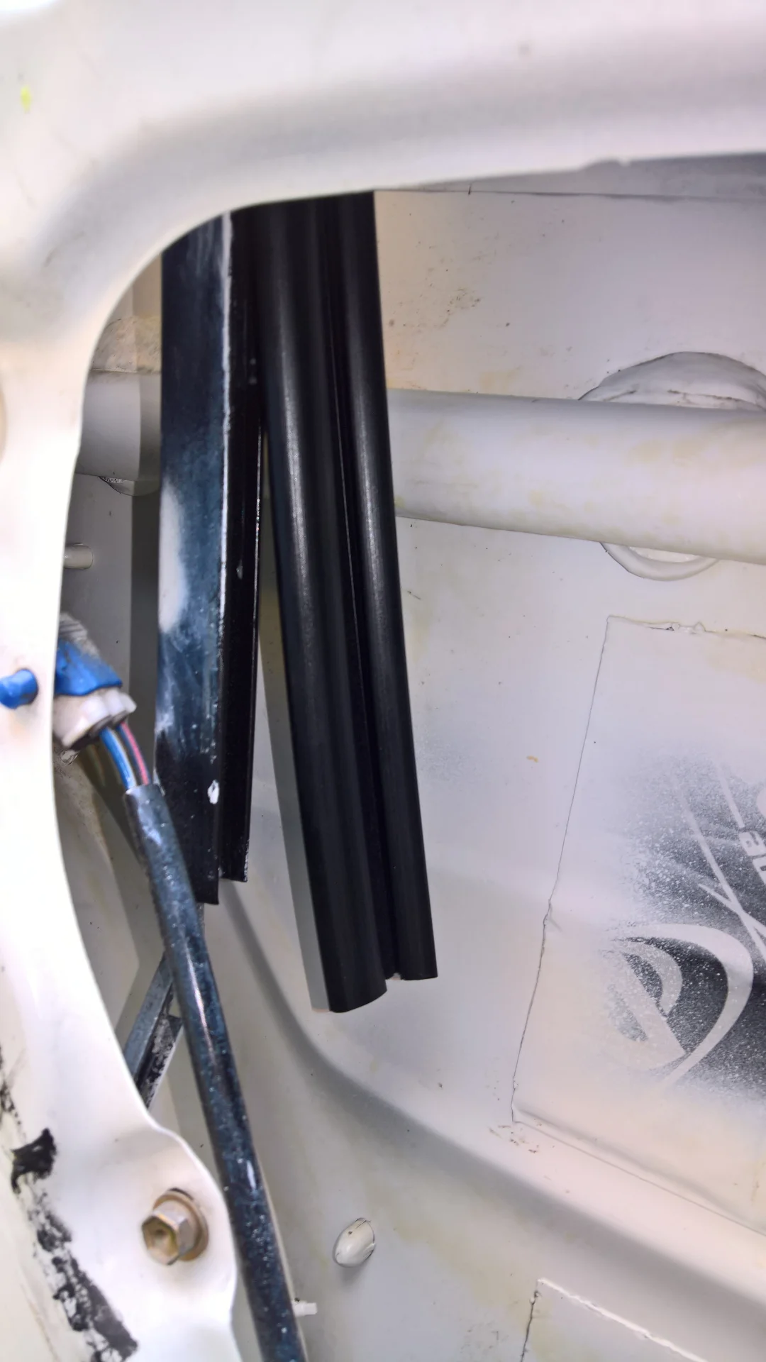 FZJ80 rubber glass run installation rear door 3.png