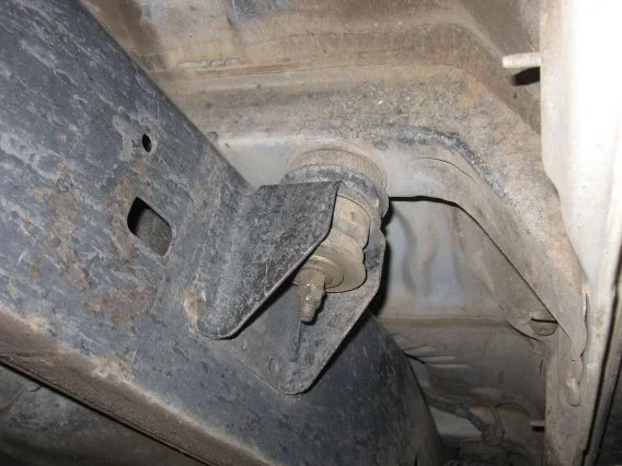 FZJ80_LX450_Frame-Body_Bushing_number3.JPG