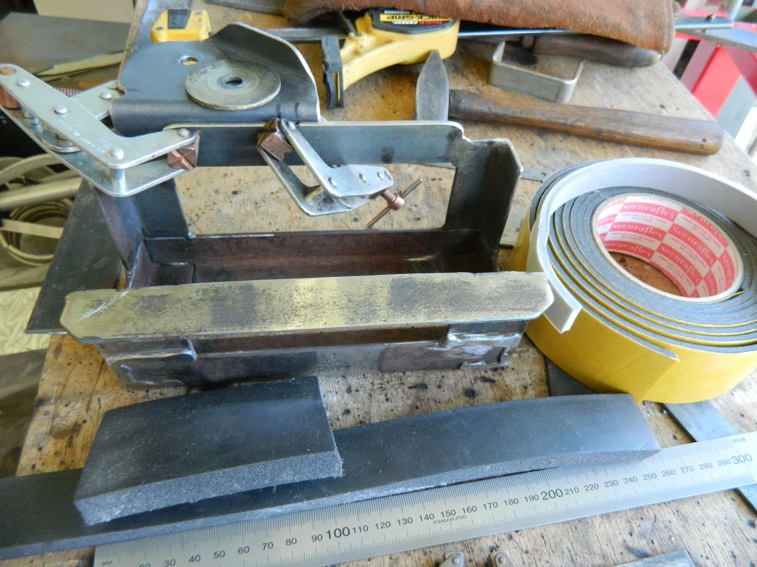 Heat exchanghe bracket and foam padding.webp