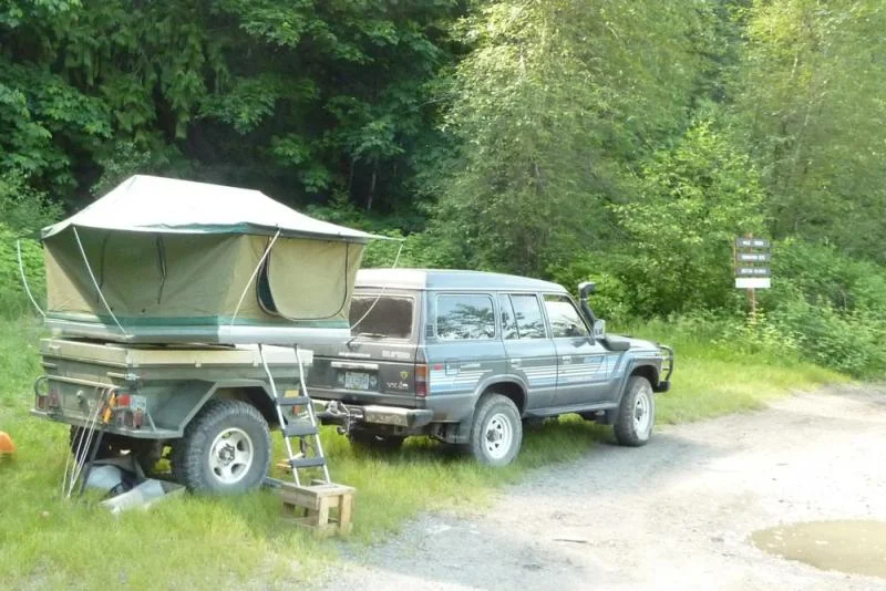 HJ61 and Cdn M101 Trailer.webp
