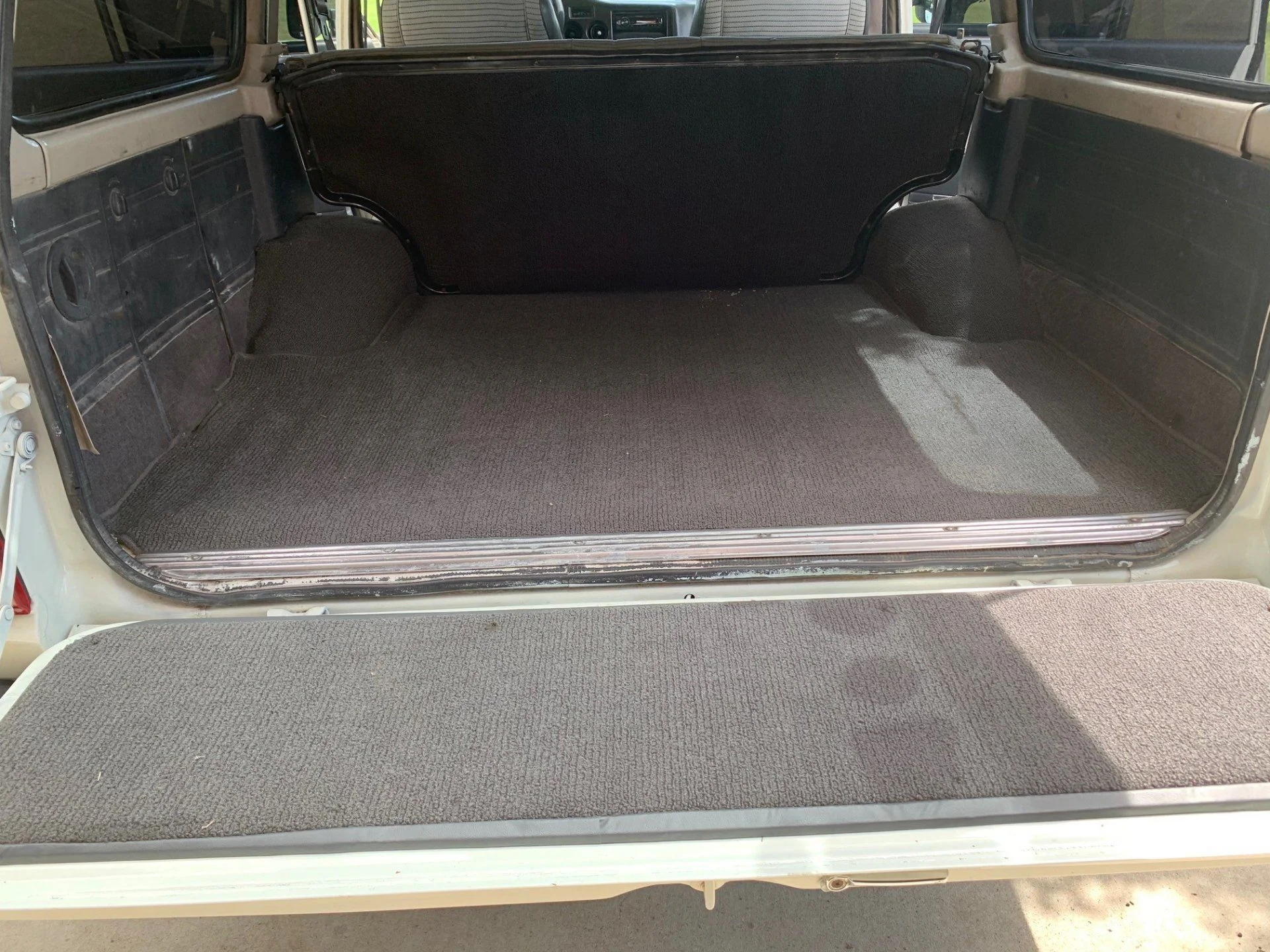 hj61 interior 2.webp