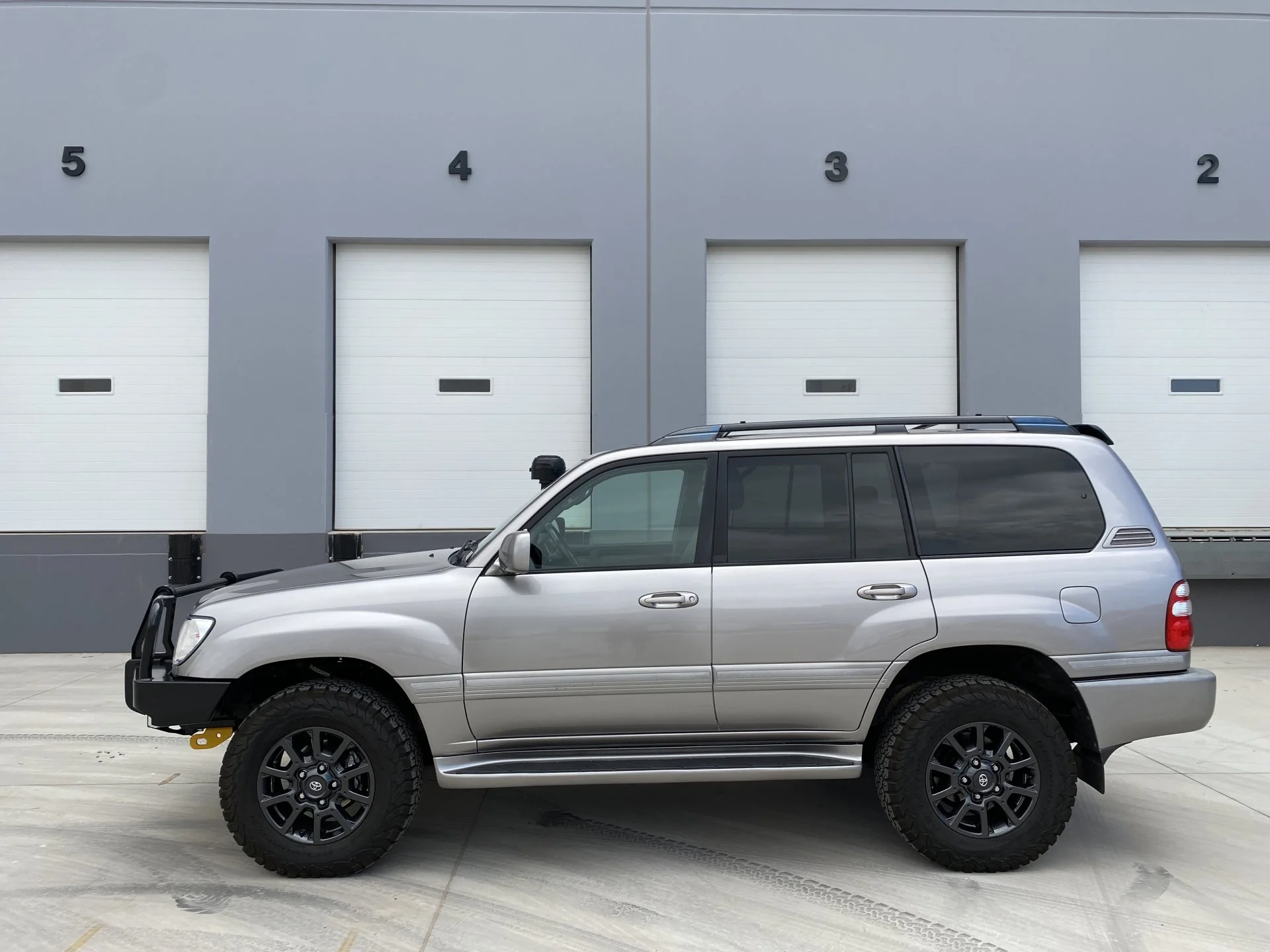 Gilbert, AZ: 2004 TOYOTA Land Cruiser