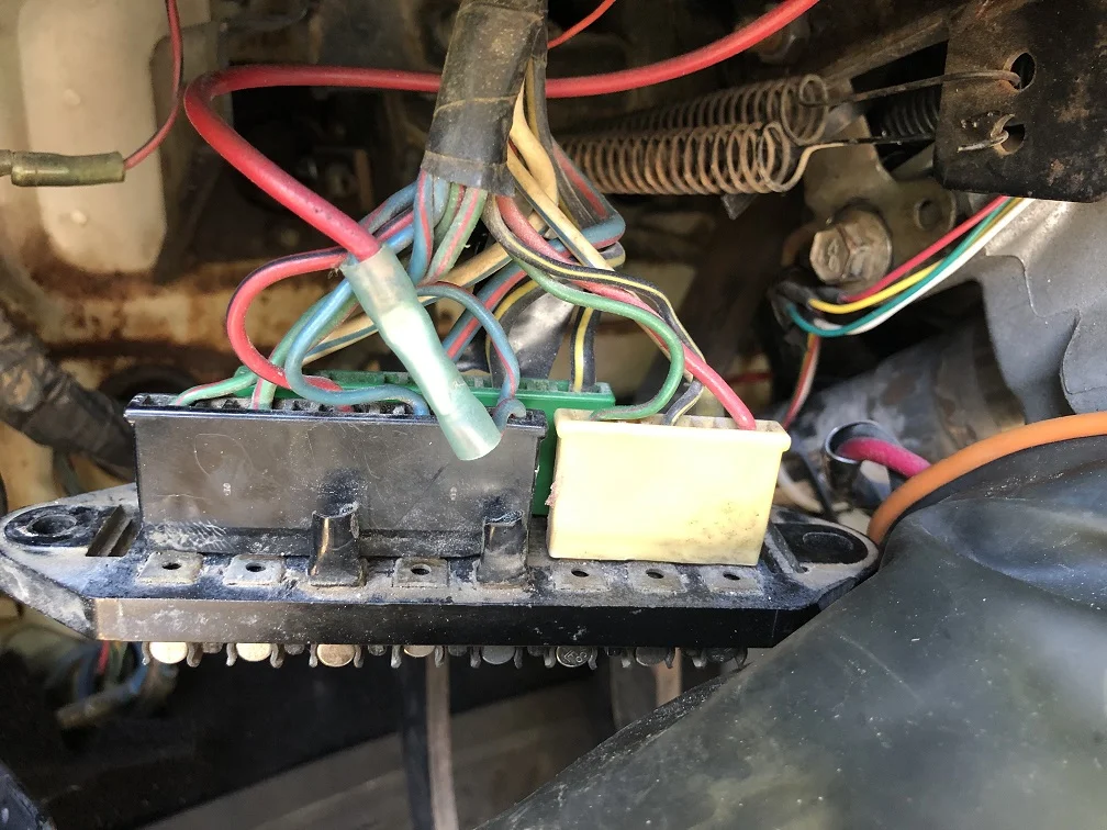 IMG_4038[1].jpgback of old fuse box with 2 unconnected terminals.webp