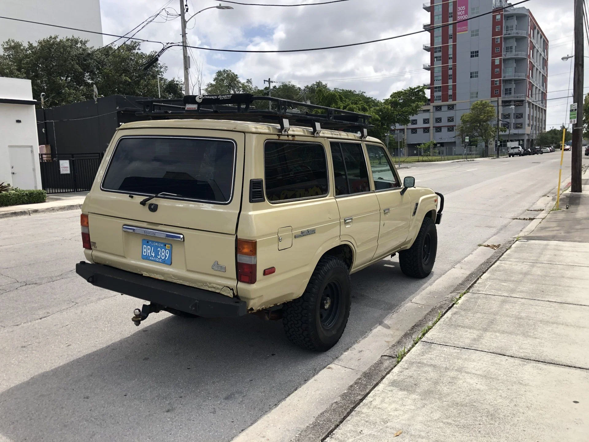1983 FJ60 w/ V8 located in South Florida